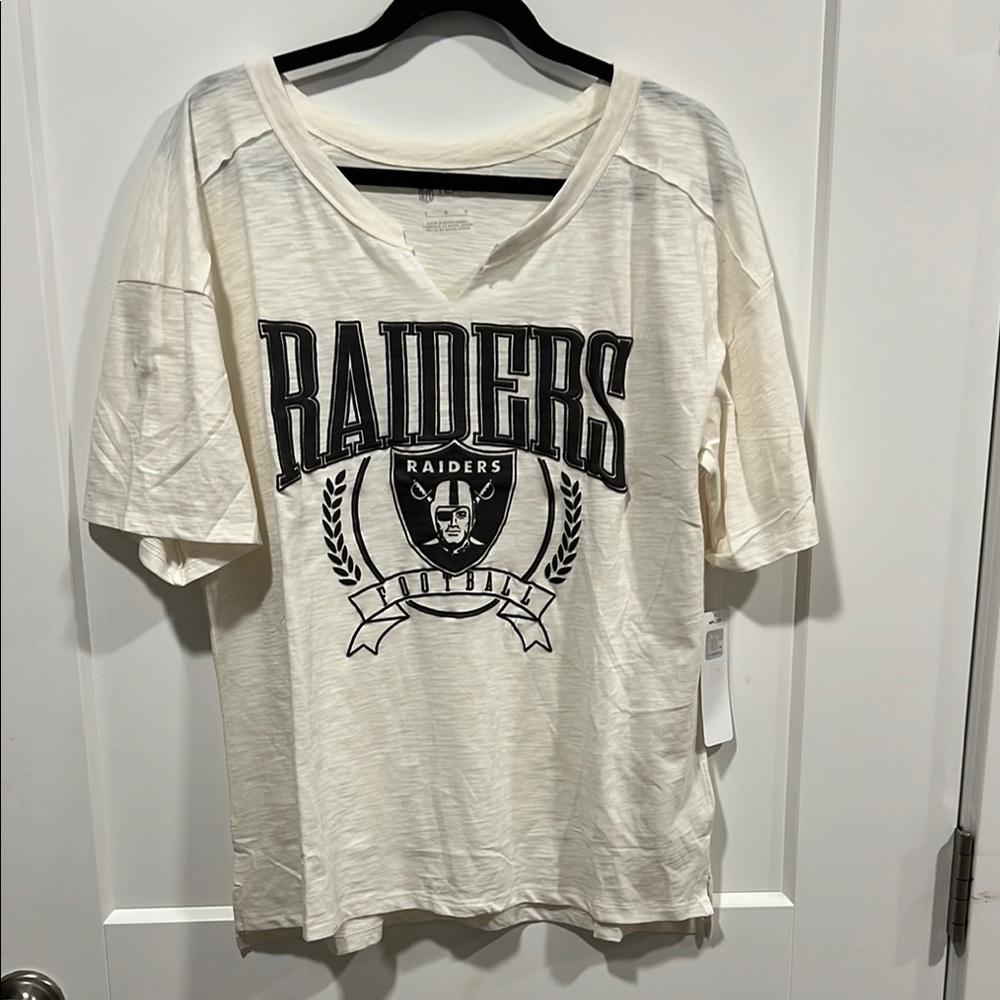 Raiders Graphic Official NFL T-Shirt in Cream